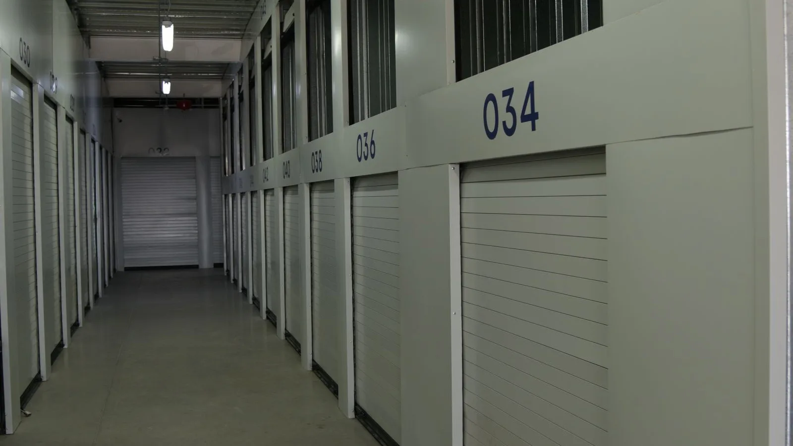 Pasillo de lockers y bodegas pequeñas numeradas